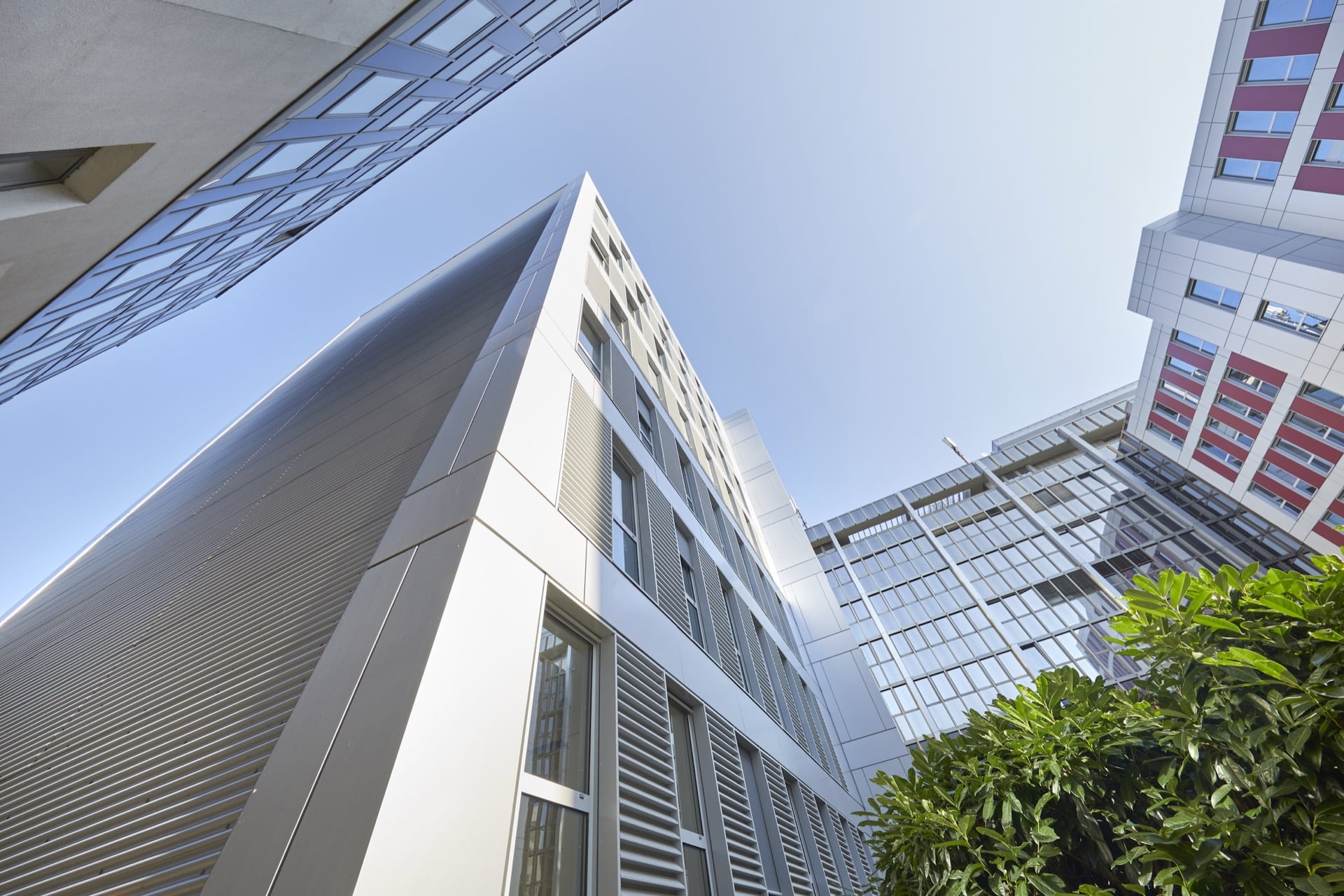 Moderne Bürogebäude mit Glasfassaden und Metallverkleidung in hochwertiger urbaner Architektur